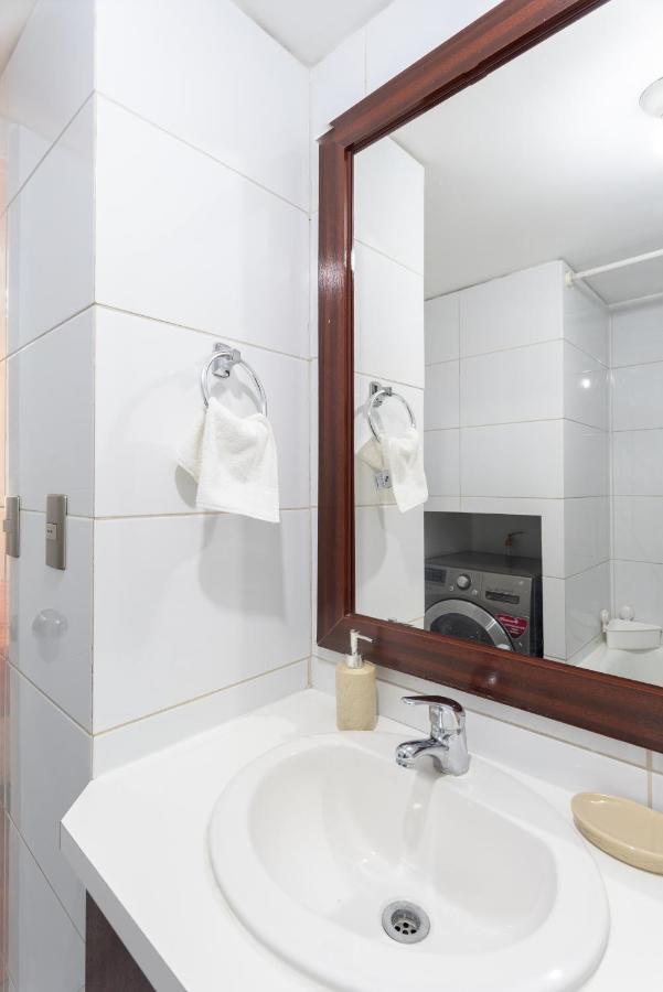 Urban Burgundy - 1br, Metro, Wifi, Tv